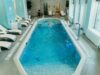 Nouveau spa de beauté personnalisée ouvre ses portes à Langueux Woman relaxing in a modern, personalized spa located in Langueux, France