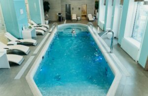 Nouveau spa de beauté personnalisée ouvre ses portes à Langueux Woman relaxing in a modern, personalized spa located in Langueux, France