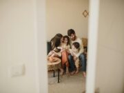 Reforme du droit de garde partagée en Maroc : un pas vers la justice équitable pour les familles maghrébines Famille maghrebine avec deux parents en train de négocier les droits de garde partagée