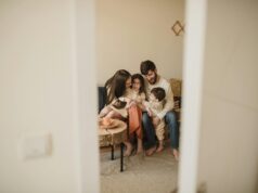 Reforme du droit de garde partagée en Maroc : un pas vers la justice équitable pour les familles maghrébines Famille maghrebine avec deux parents en train de négocier les droits de garde partagée