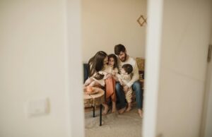 Reforme du droit de garde partagée en Maroc : un pas vers la justice équitable pour les familles maghrébines Famille maghrebine avec deux parents en train de négocier les droits de garde partagée