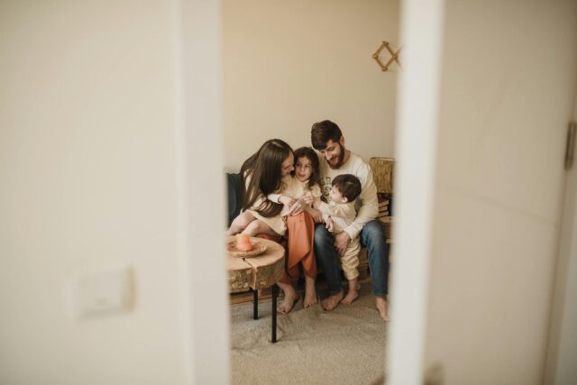 Famille maghrebine avec deux parents en train de négocier les droits de garde partagée
