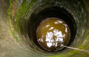 Sauver l’eau au Maroc avec des techniques ancestrales : comment faire? Traditional Moroccan well with women collecting water