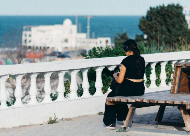 Jeune femme portant un ensemble Alcott en Tunisie