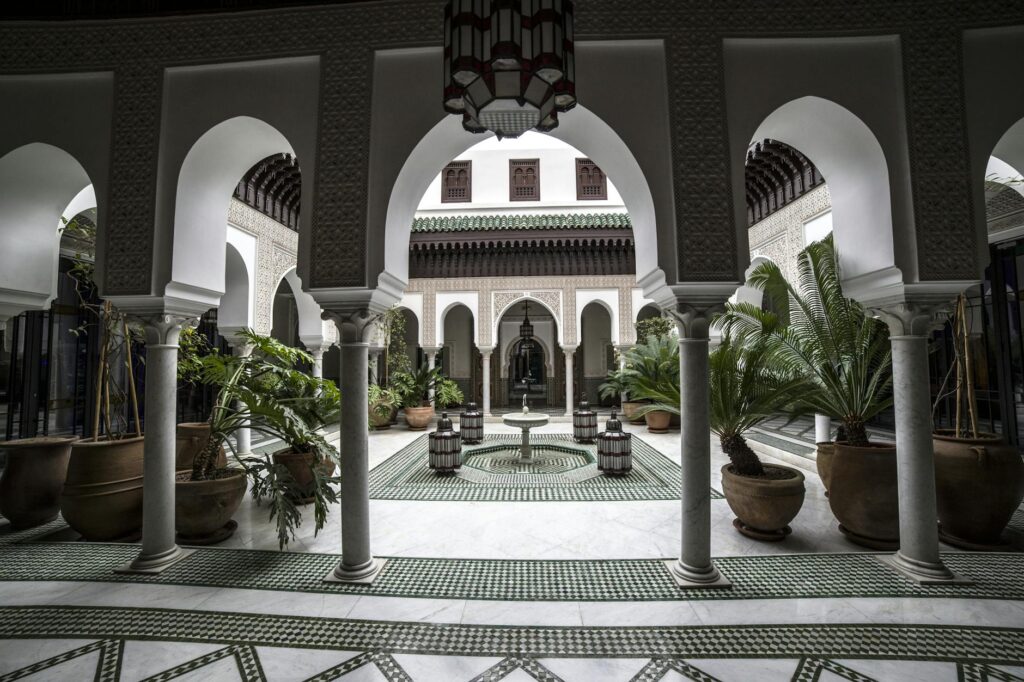 Robes de gala de Brigitte Macron et Tiphaine à Marrakech : style, sensation et sensibilité