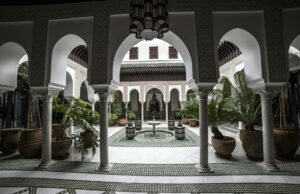 Robes de gala de Brigitte Macron et Tiphaine à Marrakech : style, sensation et sensibilité Brigitte Macron et Tiphaine portant des robes de gala à Marrakech