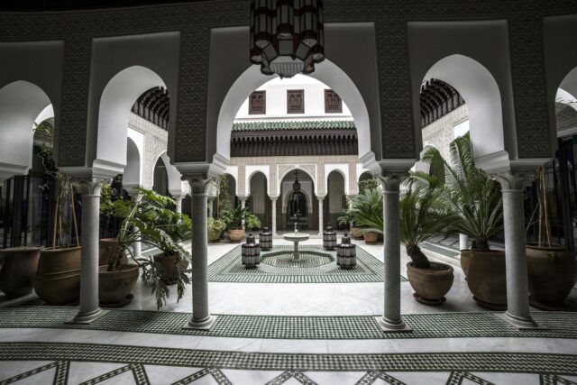 Brigitte Macron et Tiphaine portant des robes de gala à Marrakech