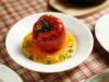 Cocas algériennes aux poivrons : la recette traditionnelle et délicieuse Algerian cocas with bell peppers served on a rustic wooden table surrounded by family members enjoying the meal