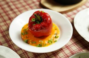Cocas algériennes aux poivrons : la recette traditionnelle et délicieuse Algerian cocas with bell peppers served on a rustic wooden table surrounded by family members enjoying the meal