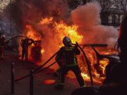 Le Numidia incendié: enquête criminelle en cours à Paris Policiers enquêtant sur l'incendie du restaurant Numidia à Paris, scène de crime avec pompiers et ambulances présents