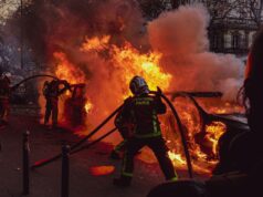Le Numidia incendié: enquête criminelle en cours à Paris Policiers enquêtant sur l'incendie du restaurant Numidia à Paris, scène de crime avec pompiers et ambulances présents