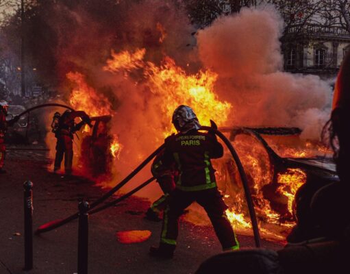 Le Numidia incendié: enquête criminelle en cours à Paris Policiers enquêtant sur l'incendie du restaurant Numidia à Paris, scène de crime avec pompiers et ambulances présents