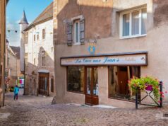 Saint-Jean-du-Falga: Le nouveau voyage culinaire en France pour les gourmands Saint-Jean-du-Falga village square with patrons dining on local cuisine