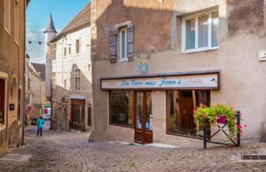 Saint-Jean-du-Falga: Le nouveau voyage culinaire en France pour les gourmands Saint-Jean-du-Falga village square with patrons dining on local cuisine