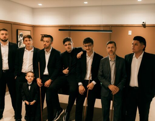 La famille Rebrab : un empire arabe en expansion dans le monde des affaires Famille Rebrab en expansion, frères Moulay Hafid et Farid dans un bureau d'entreprise