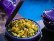 Ragoût marocain aux patates douces et poulet : le repas idéal pour réutiliser tes restes A family gathering around a table, enjoying Moroccan sweet potato and chicken stew