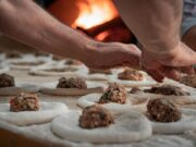 Tout savoir sur les Msemen : Technique et recette des pâtisseries traditionnelles algériennes Woman preparing Algerian Msemen pastry