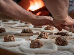 Tout savoir sur les Msemen : Technique et recette des pâtisseries traditionnelles algériennes Woman preparing Algerian Msemen pastry