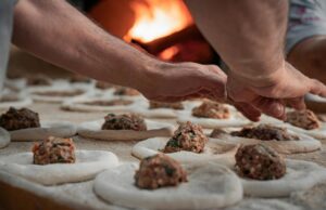 Tout savoir sur les Msemen : Technique et recette des pâtisseries traditionnelles algériennes Woman preparing Algerian Msemen pastry
