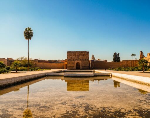 Le Maroc, destination touristique tendance en Afrique : un guide complet pour votre prochain voyage Famille qui découvre la médina de Marrakech, Maroc