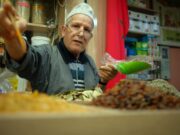 Technique et recette : tout savoir sur la cuisine marocaine authentique, une fusion de saveurs Family enjoying authentic Marrakech cooking with spices, tagine and couscous on table
