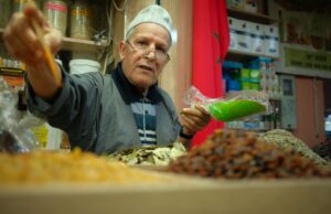 Technique et recette : tout savoir sur la cuisine marocaine authentique, une fusion de saveurs Family enjoying authentic Marrakech cooking with spices, tagine and couscous on table