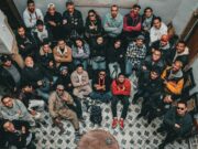Les MRE et leur famille au Maroc : la révolution silencieuse des familles MRE family gathering in Morocco, discussing political changes