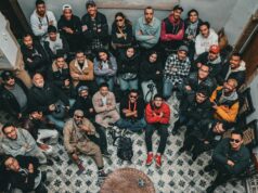 Les MRE et leur famille au Maroc : la révolution silencieuse des familles MRE family gathering in Morocco, discussing political changes