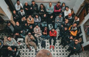 Les MRE et leur famille au Maroc : la révolution silencieuse des familles MRE family gathering in Morocco, discussing political changes