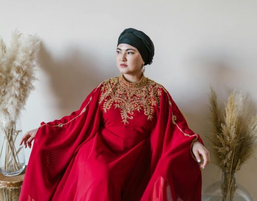 Luis Fonsi met en lumière le caftan marocain : la maison Fatim en pleine expansion Luis Fonsi posant en tenue de caftan marocain avec la maison Fatim en arrière-plan