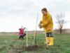 L’eau en Maroc : comment améliorer sa consommation durable Family enjoying a sustainable water-saving garden in Morocco