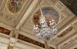 Le Musée Bank Al-Maghrib annonce des projets de rénovation et itinérance culturelle Interior of the Bank Al-Maghrib Museum with renovation work in progress