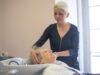 Nouvel institut de beauté sur-mesure et spa ouvert à Langueux : un paradis pour les soins de qualité Woman enjoying custom beauty treatment at new luxury spa in Langueux, France