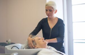Nouvel institut de beauté sur-mesure et spa ouvert à Langueux : un paradis pour les soins de qualité Woman enjoying custom beauty treatment at new luxury spa in Langueux, France