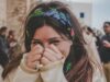 La culture du viol en Tunisie : une perspective sur la vie des femmes Femme tunisienne regardant en dehors d'une fenêtre, regards pensifs, Tunisie viol