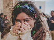 La culture du viol en Tunisie : une perspective sur la vie des femmes Femme tunisienne regardant en dehors d'une fenêtre, regards pensifs, Tunisie viol