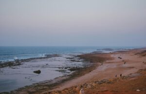 La Tunisie, nouvelle rivale touristique du Maroc en 2025 : avantages et défis Tunisian family enjoying beach vacation, Tunisia tourism challenge Maroc in 2025