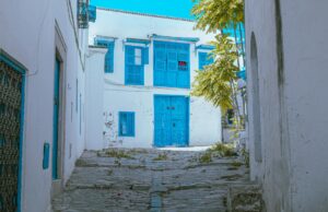 Retirer dans le paradis tunisien : les avantages de la ville de Sfax Peaceful street view of Sfax, Tunisia with locals enjoying traditional food