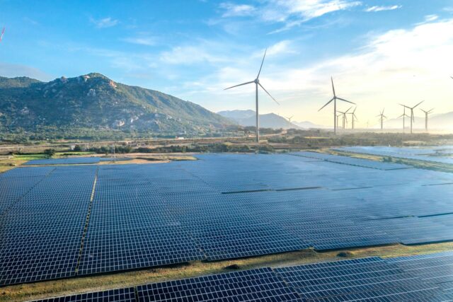 Sonatrach and Oman leaders shaking hands over renewable energy project