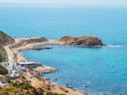 Voyager vers l’Algérie en passant par la Tunisie : un itinéraire moins cher et plus agréable Family enjoying a scenic drive through Tunisian countryside en route to Algeria