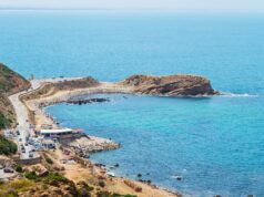 Voyager vers l’Algérie en passant par la Tunisie : un itinéraire moins cher et plus agréable Family enjoying a scenic drive through Tunisian countryside en route to Algeria