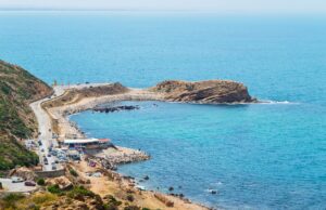 Voyager vers l’Algérie en passant par la Tunisie : un itinéraire moins cher et plus agréable Family enjoying a scenic drive through Tunisian countryside en route to Algeria