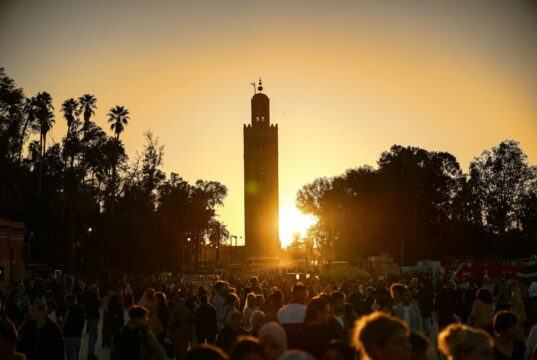 La révolution silencieuse des familles au Maroc : tendances et dynamiques sociales silent revolution of Moroccan families gathering around a traditional dinner table in Marrakech