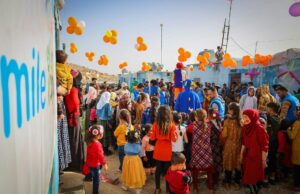 Aïd el-Kébir 2026 : date et signification de la fête sacrée musulmane Family celebrating Aid el-Kebir in a traditional Maghreb setting
