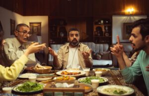 Le Maroc en trois recettes, de Paris à Marrakech : guide culinaire pour découvrir la gastronomie marocaine Familie assise autour d'une table servie de bastilla, plat marocain à base d'oignons marinés au safran
