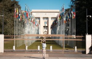 Maroc déplore l’attitude provocative de l’Algérie au siège de l’UNESCO : enquête sur la situation diplomatique Réunion au siège de l'UNESCO entre les représentants du Maroc et de l'Algérie en présence d'officiels de l'organisation