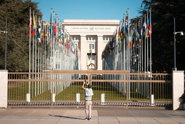 Réunion au siège de l'UNESCO entre les représentants du Maroc et de l'Algérie en présence d'officiels de l'organisation