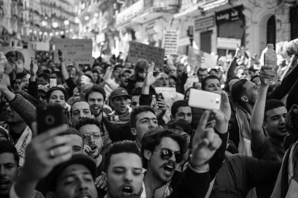 Le pape appelle à une société civile libre en Algérie : analyse et réactions