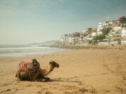 Voyage au Maroc : Le Royaume chérifien séduit les vacanciers malgré inquiétudes du Moyen-Orient famille en vacances sur la plage du Maroc