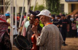 Kabareh Cheikhats : la musique marocaine devient une expérience culturelle vivante pour les lecteurs maghrébins de la diaspora Moroccan musicians performing at Kabareh Cheikhats event, engaging Maghrebi diaspora audience